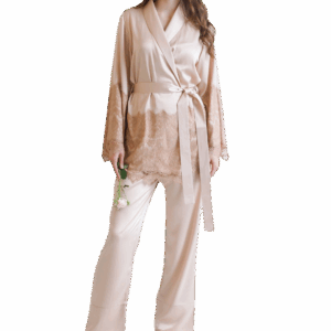 Seidensatin-Pyjama in Nude mit zarten Spitzenapplikationen – elegant und bequem