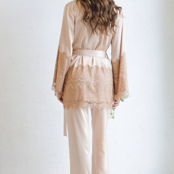 Seidensatin-Pyjama in Nude mit zarten Spitzenapplikationen – elegant und bequem