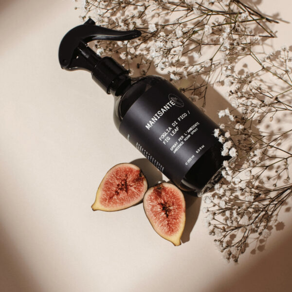 Veganes Raumspray mit frischem Feigenduft, stilvoll verpackt in nachhaltiger Flasche – hergestellt in Italien, perfekt für moderne Wohnräume.