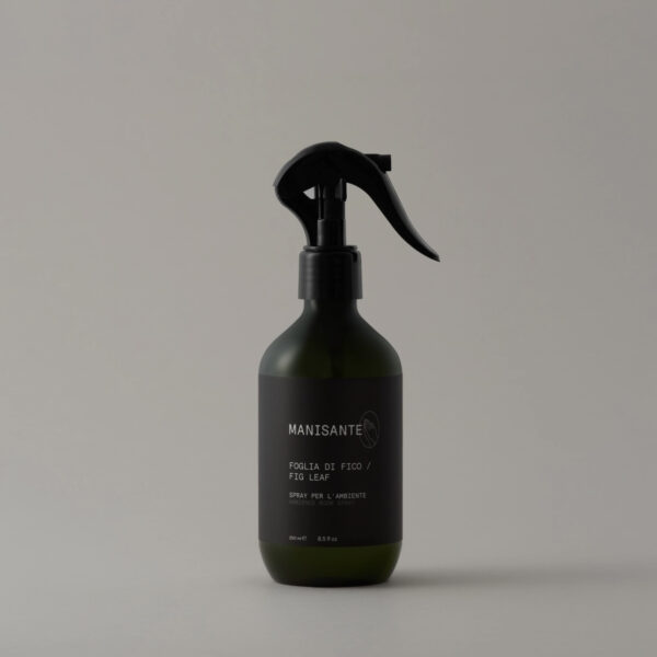 Italienisches Raumspray mit Feigenduft in nachhaltiger Verpackung – vegan, hochwertig und dekorativ inszeniert im Wohnraum.