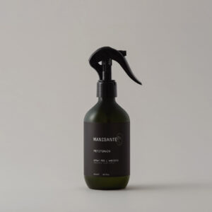 Italienisches Petitgrain-Raumspray in nachhaltiger Flasche – vegan, frisch, dekorativ und perfekt für Möbel & Textilien.