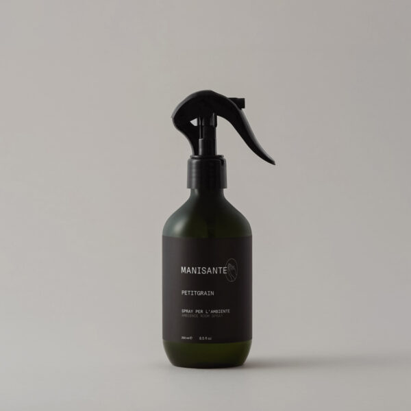 Italienisches Petitgrain-Raumspray in nachhaltiger Flasche – vegan, frisch, dekorativ und perfekt für Möbel & Textilien.