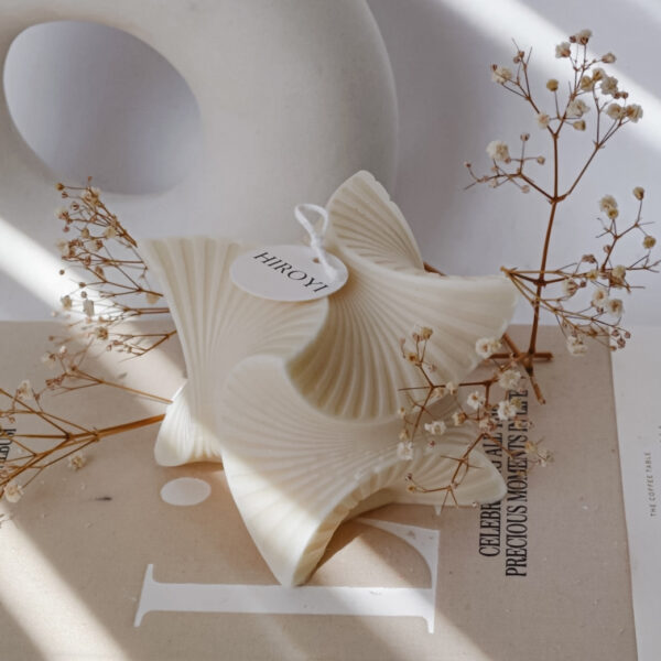 Unsere Twisted Cube Kerze vereint moderne Formensprache mit natürlicher Wärme – ein skulpturales Statement für dein Zuhause. Die elegante Drehung in kubischer Form, kombiniert mit dem soften Beigeton, bringt eine ruhige, ästhetische Stimmung in jeden Raum. Sorgfältig von Hand in Haarlem (Niederlande) gefertigt, ist jede Kerze ein Einzelstück mit kleinen natürlichen Unregelmäßigkeiten – ganz im Sinne der Schönheit des Handwerks. Die Kerze besteht aus 100 % veganem Sojawachs und ist frei von Duftstoffen sowie giftigen Zusätzen. Sie wurde primär für dekorative Zwecke entworfen – sollte sie dennoch angezündet werden, bitte immer auf eine feuerfeste Unterlage stellen und nie unbeaufsichtigt brennen lassen.