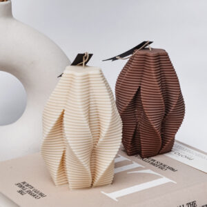 Handgefertigte Wabi-Sabi Kerze aus 100 % natürlichem Sojawachs, in neutralen Farben, mit einzigartigen Unregelmäßigkeiten – dekoratives Highlight für dein Wohnambiente.