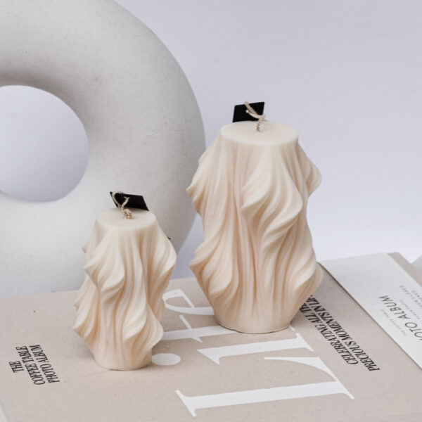 Sanft, natürlich und stilvoll: Dieses handgefertigte Kerzenset in Creme vereint zwei elegante Kerzen in verschiedenen Größen, die durch ihr minimalistisches Design und ihre ruhige Farbgebung überzeugen. Gefertigt aus 100 % natürlichem, veganem Sojawachs und mit einem bleifreien Baumwolldocht versehen, steht dieses Set für Natürlichkeit, Nachhaltigkeit und zeitlose Schönheit. Jede Kerze ist ein handgegossenes Unikat – kleine Lufteinschlüsse oder Unregelmäßigkeiten sind Teil der Ästhetik und machen jede einzelne besonders. Ob gemeinsam arrangiert oder einzeln platziert – dieses Set passt perfekt in moderne, skandinavische oder minimalistische Interieurs. Wenn du die Kerzen anzündest, achte bitte auf eine feuerfeste Unterlage und lass sie niemals unbeaufsichtigt brennen. Ein Set, zwei Kerzen, unendlich viel Ruhe.