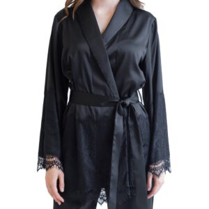 Seidensatin-Pyjama in Schwarz mit zarten Spitzenapplikationen – elegant und bequem
