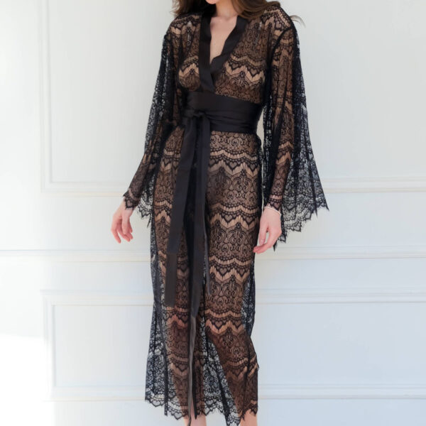 Spitzenkimono aus schwarzem Seidensatin mit zarter Spitze an den Ärmeln