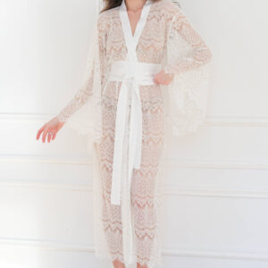 Weißer Spitzen-Kimono aus seidigem Satin mit Bindeband – elegant und luxuriös
