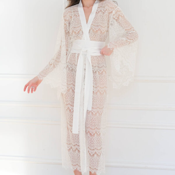 Weißer Spitzen-Kimono aus seidigem Satin mit Bindeband – elegant und luxuriös